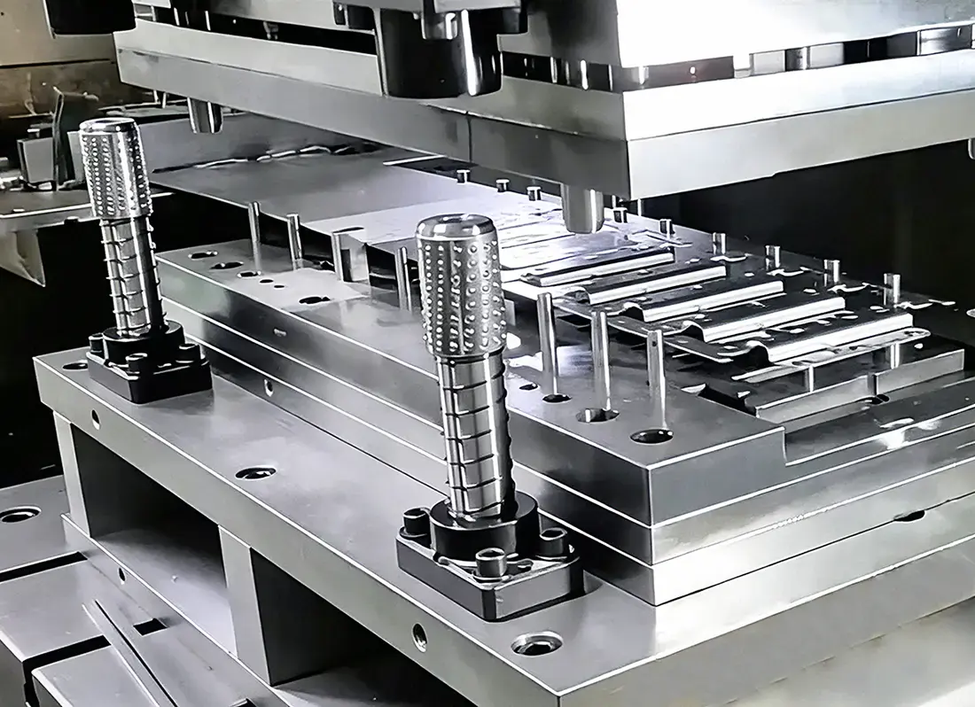 Precision sheet metal stamping die inside hydraulic press machine, custom metal punching and forming tooling